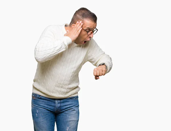 Hombre Árabe Mediana Edad Con Gafas Sobre Fondo Aislado Mirando —  Fotos de Stock