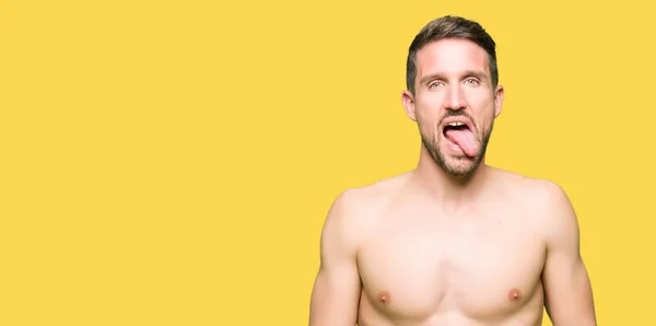 Όμορφος Άνδρας Shirtless Δείχνει Γυμνό Στήθος Κολλήσει Γλώσσα Έξω Χαρούμενος — Φωτογραφία Αρχείου