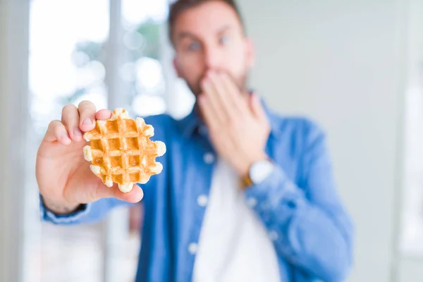 Hombre Guapo Comiendo Dulces Panqueques Belgas Cubren Boca Con Mano —  Fotos de Stock