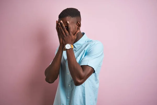 Hombre Afroamericano Con Camisa Casual Azul Pie Sobre Fondo Rosa — Foto de Stock