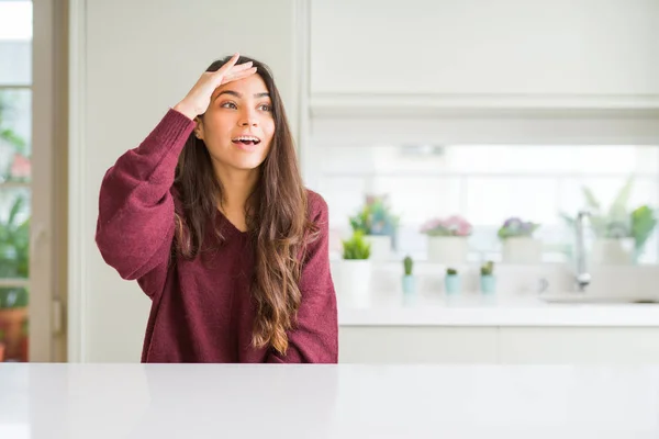 Joven Hermosa Mujer Casa Muy Feliz Sonriente Mirando Lejos Con — Foto de Stock