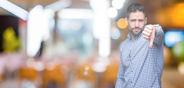 Joven Hombre Guapo Sobre Fondo Aislado Buscando Infeliz Enojado Mostrando — Foto de Stock