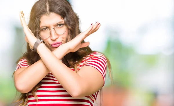 Ung Vacker Kvinna Som Bär Glasögon Avvisande Uttryck Korsning Armar — Stockfoto