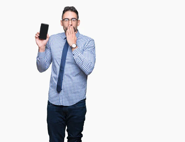 Joven Hombre Negocios Mostrando Pantalla Del Teléfono Inteligente Sobre Boca —  Fotos de Stock