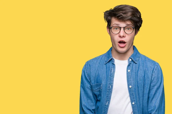 Junger Gutaussehender Mann Mit Brille Vor Isoliertem Hintergrund Ängstlich Und — Stockfoto