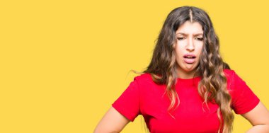 Çünkü mide üzerinde el ile rahat t-shirt giyen genç güzel kadın hazımsızlık, ağrılı hastalık hasta hissediyor. Ağrısı kavramı.