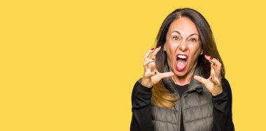 Kış yelek boğazlamak istiyor eller öfke ile sinirli bağırarak giyen güzel orta yaş kadın deli bağırıyor