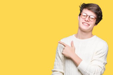 İzole arka neşeli bir gülümseme ile el ve parmak kadar yan yüzünde mutlu ve doğal ifade ile işaret yüz üzerinden gözlüklü genç yakışıklı adam