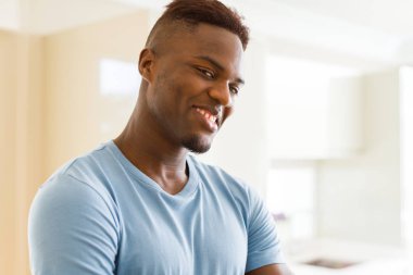 Gülümseyen yüzünde kocaman bir gülümseme ile neşeli Afrika yakışıklı genç