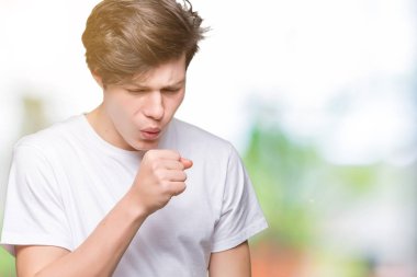 Duygu iyi ve soğuk veya bronşit için semptom olarak öksürük izole arka plan üzerinde rahat beyaz t-shirt giyen genç yakışıklı adam. Sağlık kavramı.