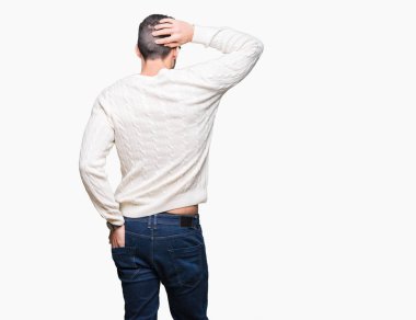 İzole arka plan geriye düşünme hakkında şüphe ile baş taraftan üzerinde gözlük takan genç yakışıklı adam