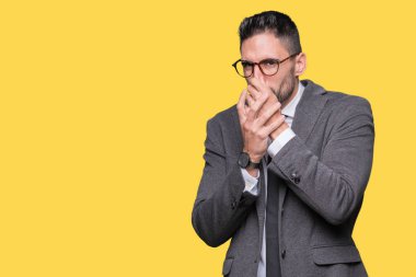 Genç yakışıklı iş adamı izole arka plan bir şey pis ve iğrenç kokulu, dayanılmaz koku, holding nefes burun parmaklar ile. Kötü kokuyor kavramı.