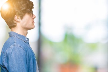 Genç yakışıklı adam gözlük izole arka tarafına, seyir üzerinde dinlenmek doğal yüz emin gülümseme ile pozuyla profili.