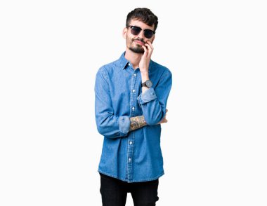Yakışıklı delikanlı seyir yorgun ve bıkkın ile depresyon sorun Çapraz kollar ile izole arka plan düşünme üzerinde güneş gözlüğü takıyor.
