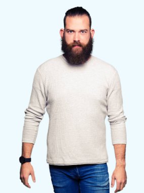 Casual kazak şüpheci ve sinir, papatyanın üzgün sorunu nedeniyle giyen genç sarışın adam. Negatif kişi.