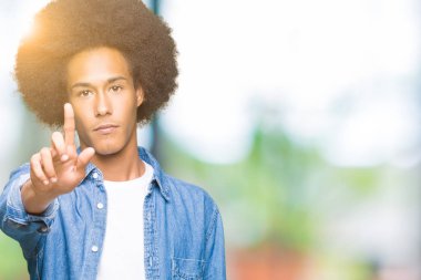 Afro saçlı Genç Afrikalı Amerikalı adam parmak yukarı ve öfkeli ifade ile Işaret