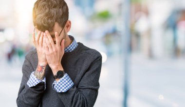 Genç yakışıklı yüz eller ile ağlayarak süre kapsayan üzgün ifade ile izole arka plan üzerinde gözlük takan adam akıllı. Depresyon kavramı.