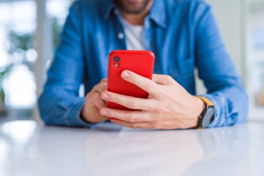 Smartphone kullanarak ve gülümseyen adam elinde yakın çekim