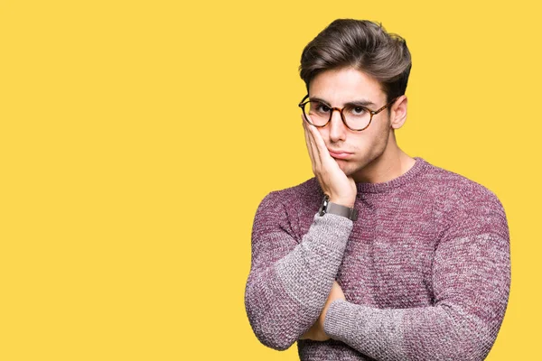 Jovem Homem Bonito Usando Óculos Sobre Fundo Isolado Pensando Cansado — Fotografia de Stock