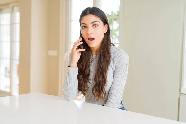 Jovem Falando Telefone Tendo Uma Conversa Assustada Choque Com Rosto — Fotografia de Stock