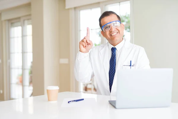 Mężczyzna Średnim Wieku Naukowiec Noszenie Profesjonalnych Okularów Pracujących Przy Użyciu — Zdjęcie stockowe