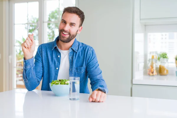 Hombre Guapo Comiendo Guisantes Verdes Casa — Foto de Stock