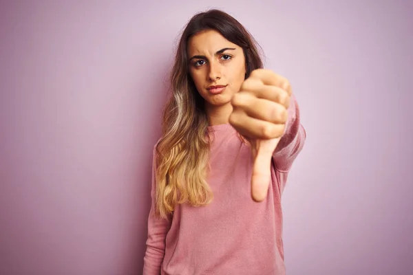 Junge Schöne Frau Die Einen Pullover Über Rosa Isoliertem Hintergrund — Stockfoto