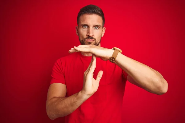 Jovem Bonito Homem Vestindo Casual Shirt Sobre Vermelho Isolado Fundo — Fotografia de Stock