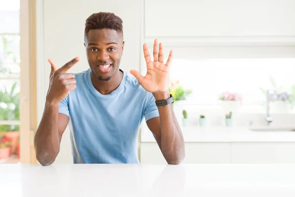 Bell Uomo Afroamericano Che Indossa Una Maglietta Casual Casa Mostrando — Foto Stock