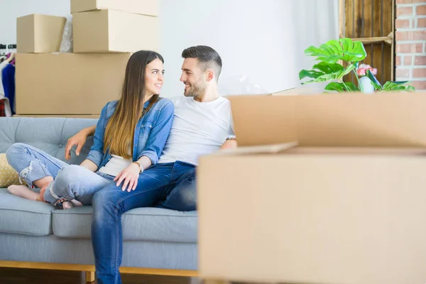 Pareja Joven Amor Relajante Sentado Sofá Nuevo Hogar Sonriendo Feliz — Foto de Stock