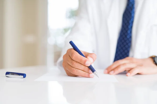 Närbild av läkare händer skriver på papper — Stockfoto
