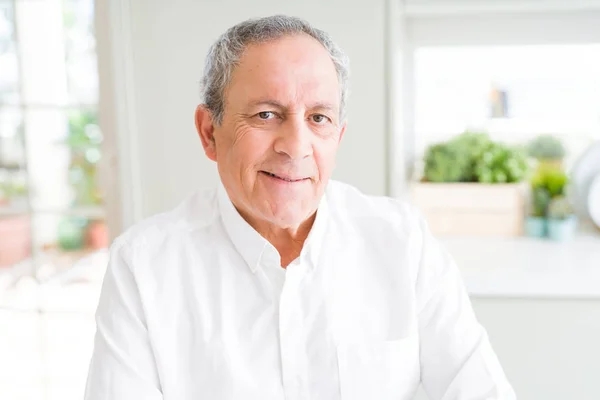 Handsome senior man smiling confident — Stock Photo, Image