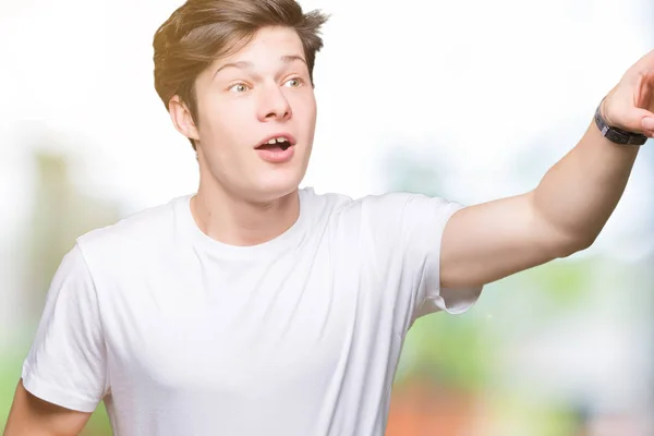 Junger Gutaussehender Mann Lässigem Weißem Shirt Vor Isoliertem Hintergrund Der — Stockfoto