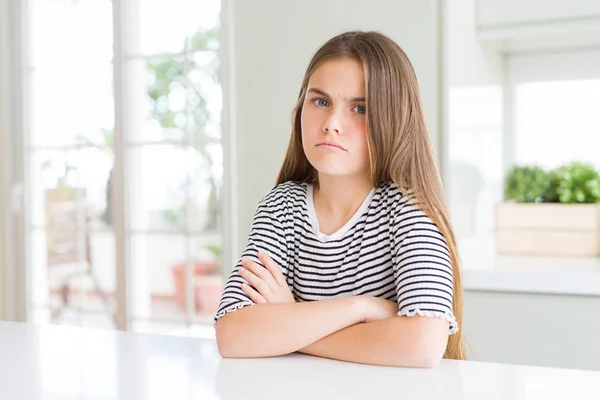 Schöne Junge Mädchen Gestreiften Shirt Skeptisch Und Nervös Missbilligenden Gesichtsausdruck — Stockfoto