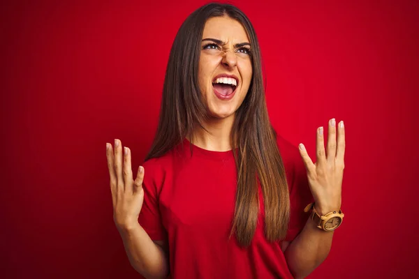 Mujer Hermosa Joven Con Camiseta Pie Sobre Fondo Rojo Aislado —  Fotos de Stock