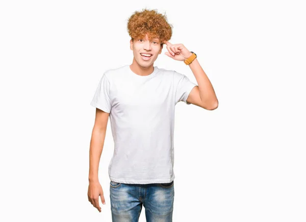 Joven Hombre Guapo Con Pelo Afro Usando Casual Camiseta Blanca — Foto de Stock