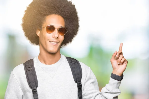 Junger Afrikanisch Amerikanischer Mann Mit Afro Haaren Trägt Sonnenbrille Und — Stockfoto