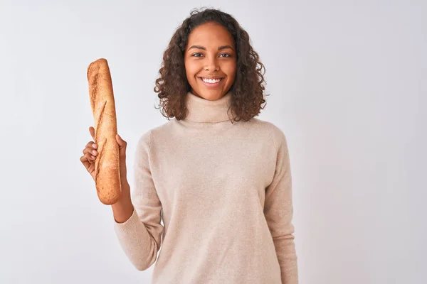 Jonge Braziliaanse Baker Vrouw Houdt Brood Staande Geïsoleerde Witte Achtergrond — Stockfoto