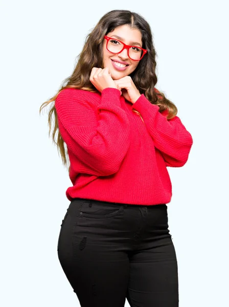 Ung Vacker Kvinna Som Bär Röda Glasögon Med Hand Hakan — Stockfoto