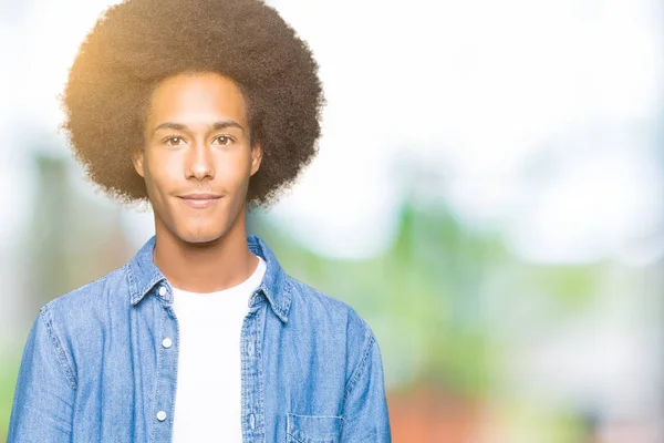 Unga Afroamerikanska Mannen Med Afro Hår Händerna Tillsammans Och Fingrar — Stockfoto