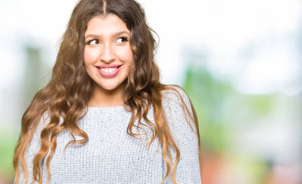 Joven Hermosa Mujer Vistiendo Suéter Invierno Sonriendo Mirando Lado Mirando — Foto de Stock