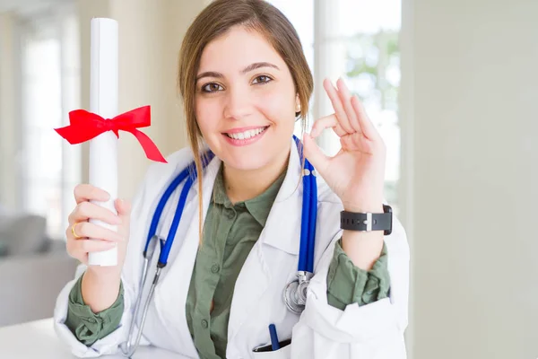 Bela Jovem Médico Mulher Segurando Grau Fazendo Sinal Com Dedos — Fotografia de Stock