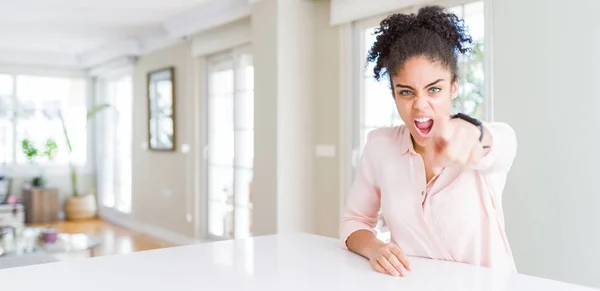 Amplio Ángulo Hermosa Mujer Afroamericana Con Pelo Afro Señalando Disgustado — Foto de Stock