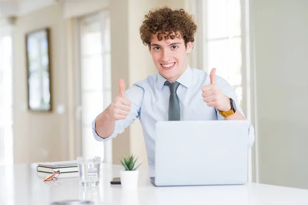 Joven Hombre Negocios Que Trabaja Con Computadora Portátil Oficina Aprobando — Foto de Stock