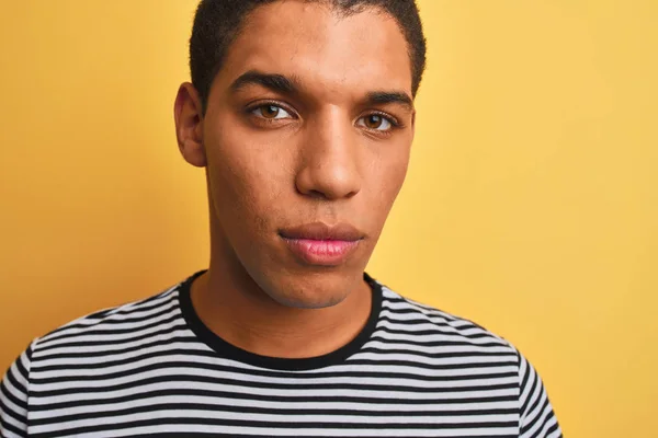 Mladý Pohledný Arabský Muž Pruhovaným Tričkem Izolovaném Žlutém Pozadí Sebevědomým — Stock fotografie