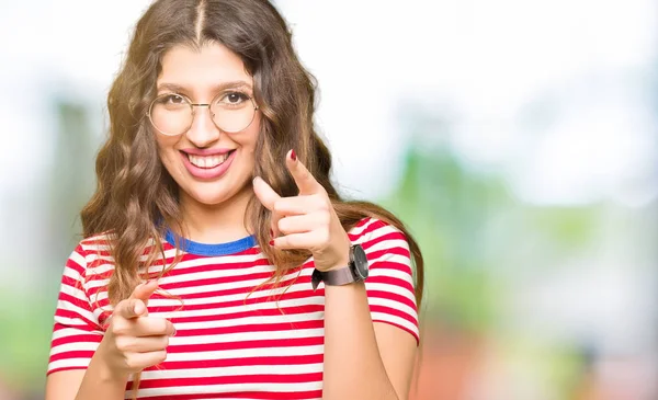 Mooie Jongedame Bril Wijzen Vingers Naar Camera Met Gelukkig Grappig — Stockfoto