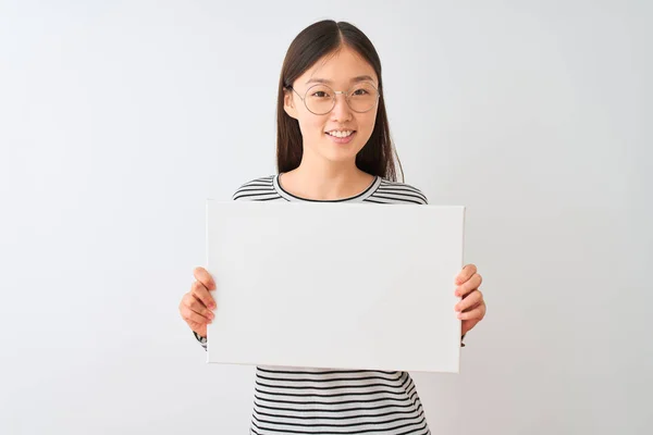 Jonge Chinese Vrouw Dragen Glazen Houden Banner Geïsoleerde Witte Achtergrond — Stockfoto