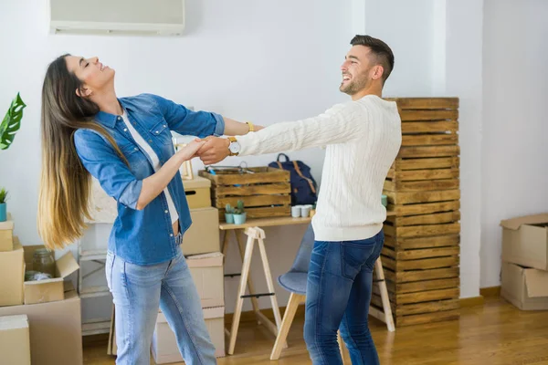 Belo Jovem Casal Mudando Para Uma Nova Casa Dançando Amor — Fotografia de Stock