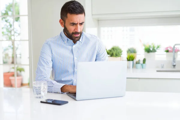 Homem de negócios concentrado trabalhando usando laptop computador — Fotografia de Stock