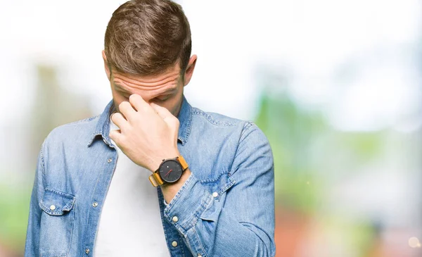 Knappe Man Met Blauwe Ogen Baard Dragen Denim Jasje Moe — Stockfoto